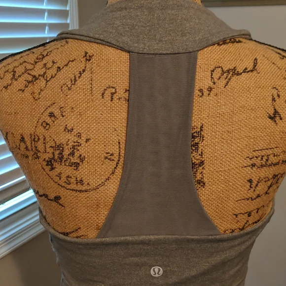 Lululemon tank size 8 - Picture 4 of 6
